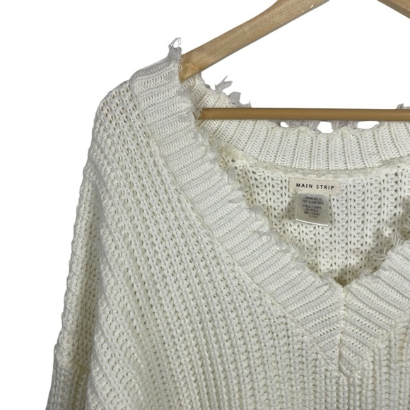 Main Strip Women’s V-Neck Frayed Cropped Sweater in Ivory Size S - Picture 5 of 9